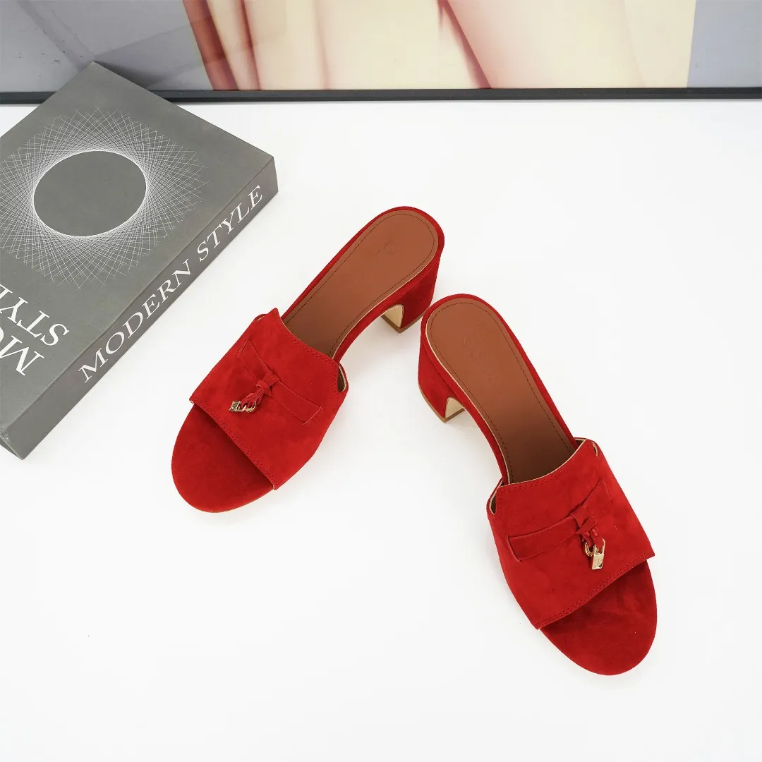 👟👟Ex-factory price 440👟👟 Genuine leather sole +30 suede sheepskin slippers with a strap decorated with Loro Piana My Charms charms and decorated with tone-on-tone stitching. Sophisticated and feminine, it pairs well with both city and resort looks. For those looking for an elegant upgrade, the summer glamor slipper is known for its slim open-back silhouette. size: 35-44 (custom-made sizes 43 and 44 are non-returnable) Upper: imported suede sheep leather (sheep), cowhide ostrich pattern, cowhide snake pattern Lining: imported high-grade mixed sheep silk Heel height: 5.5CM